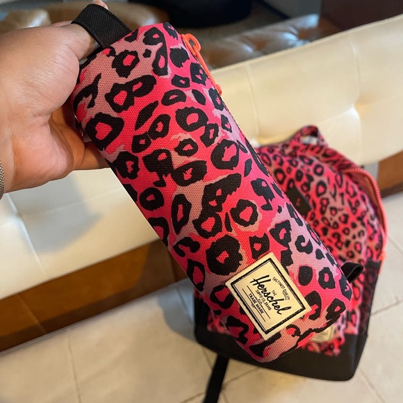Herschel youth cheetah camo neon pink/black Bagpack, pencil case and lunch bag - Picture 12 of 13